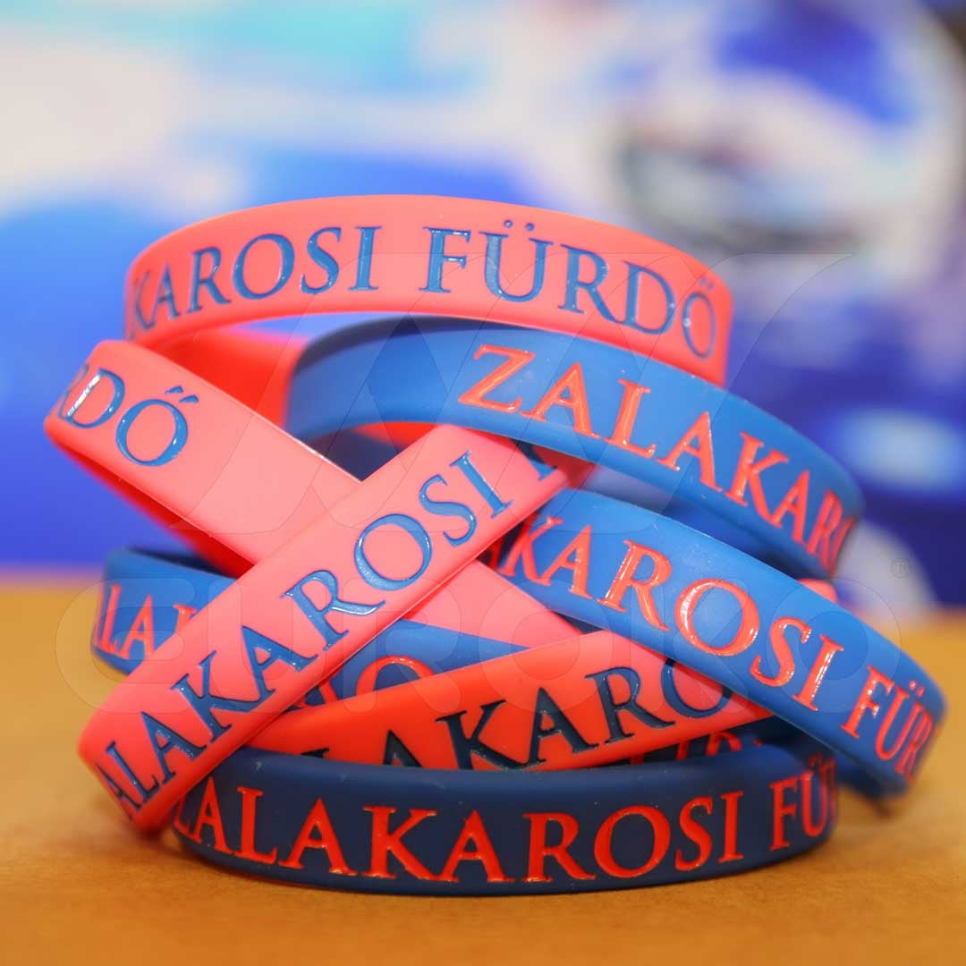 Personnalisation avancée avec multiples couleurs et options uniques.