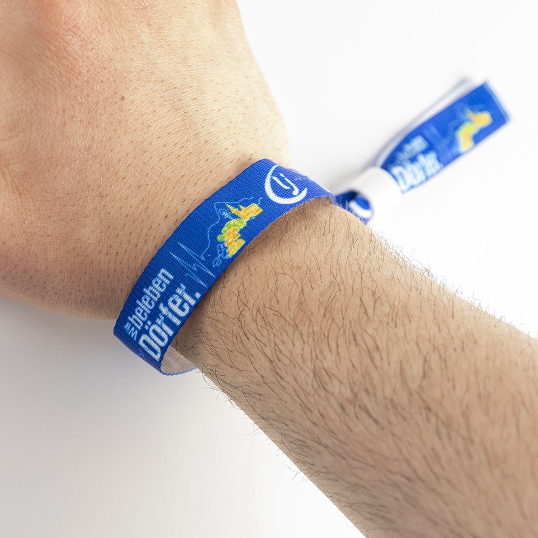 Impression indélébile résistante à l'eau et aux intempéries.