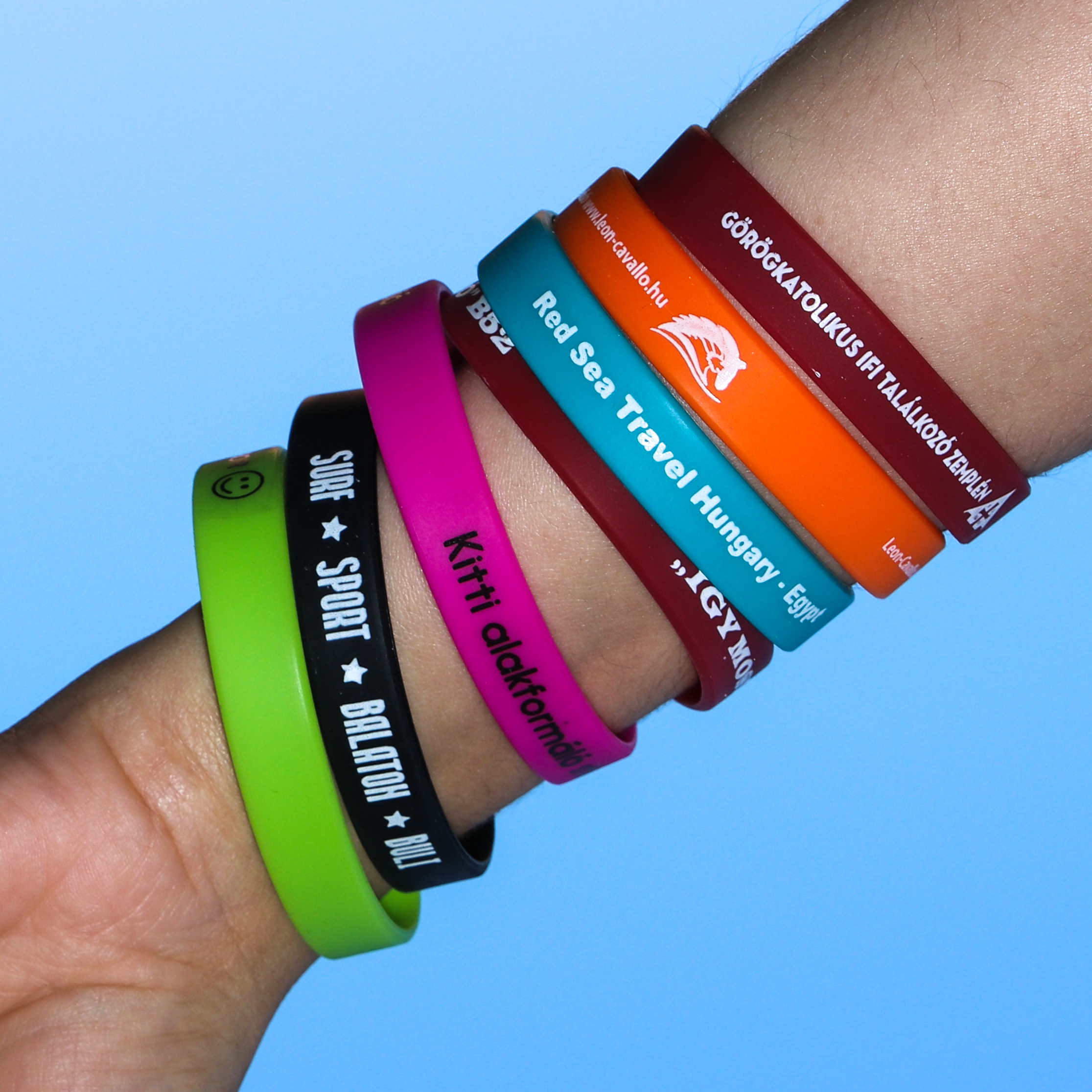 Personnalisez vos bracelets avec logos et textes selon vos besoins.