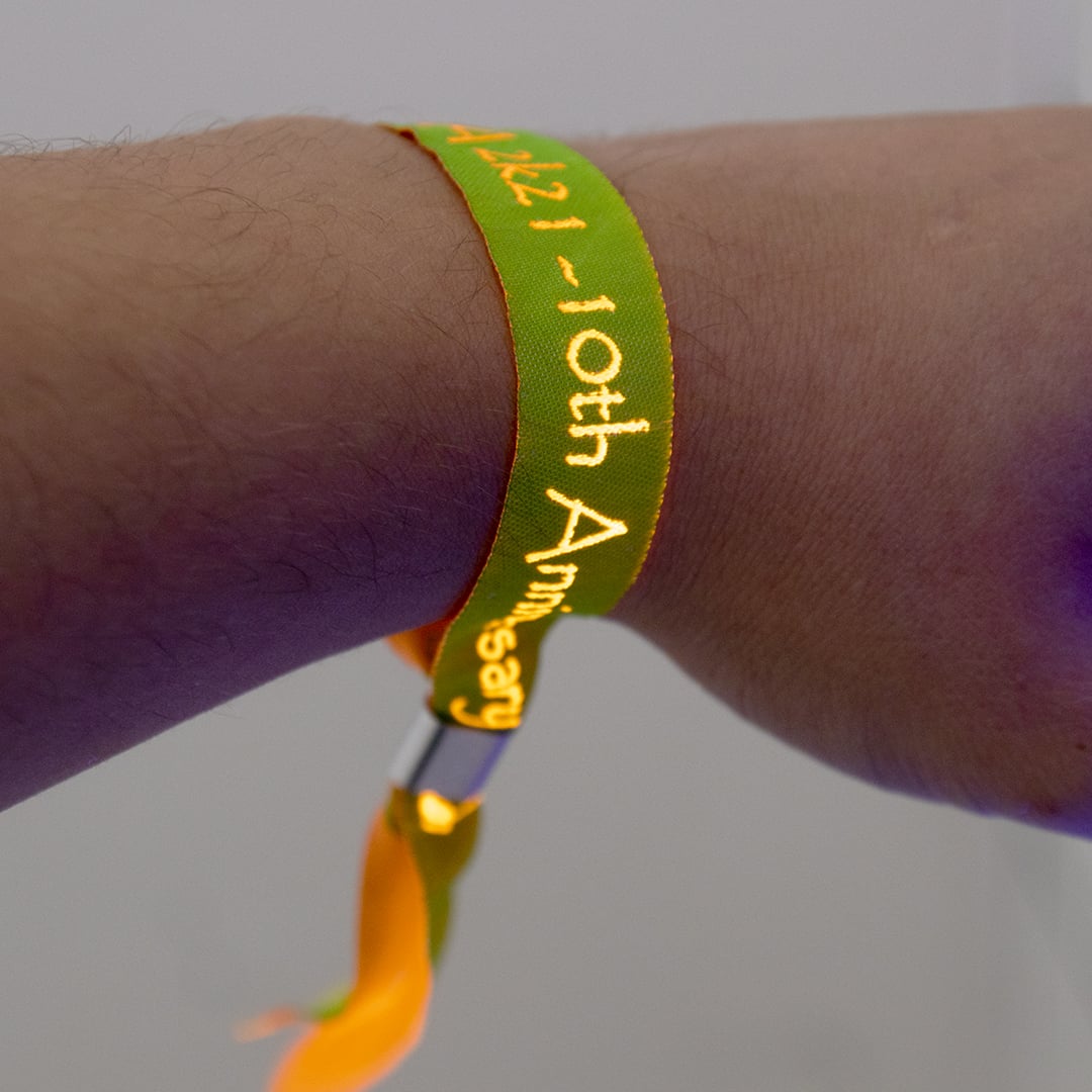 Effet fluo spectaculaire sous UV avec nos fils fluorescents tissés.