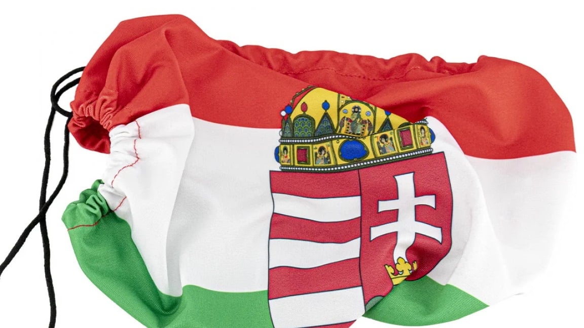 Système de fixation par cordon pour une tenue sécurisée.