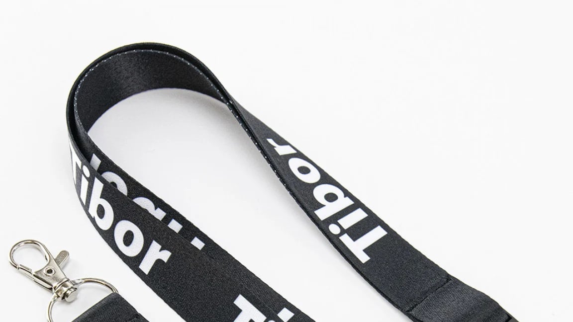 Mousqueton métallique pour fixer badges et clés facilement.