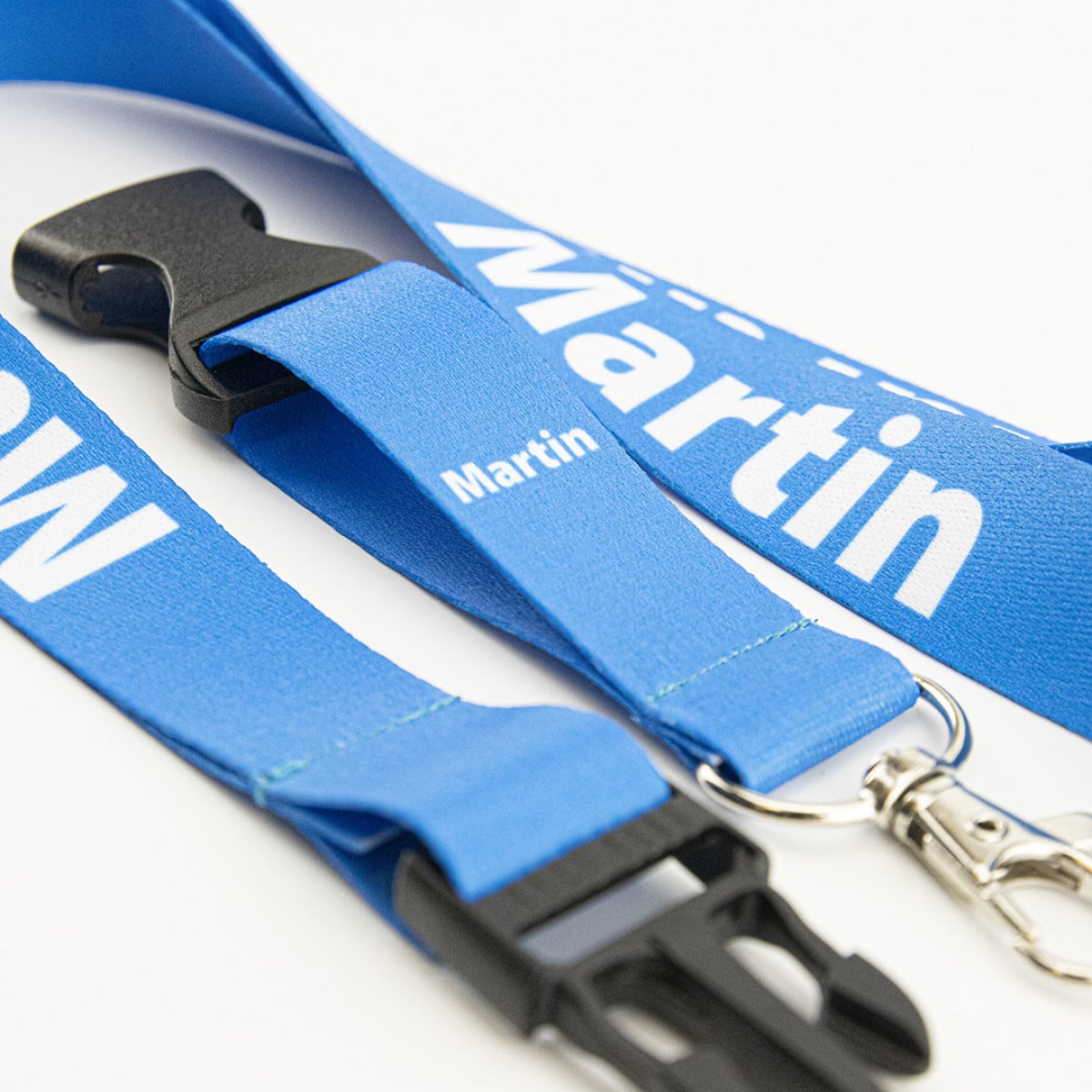 Boucle détachable et mousqueton pour fixer badges et clés.