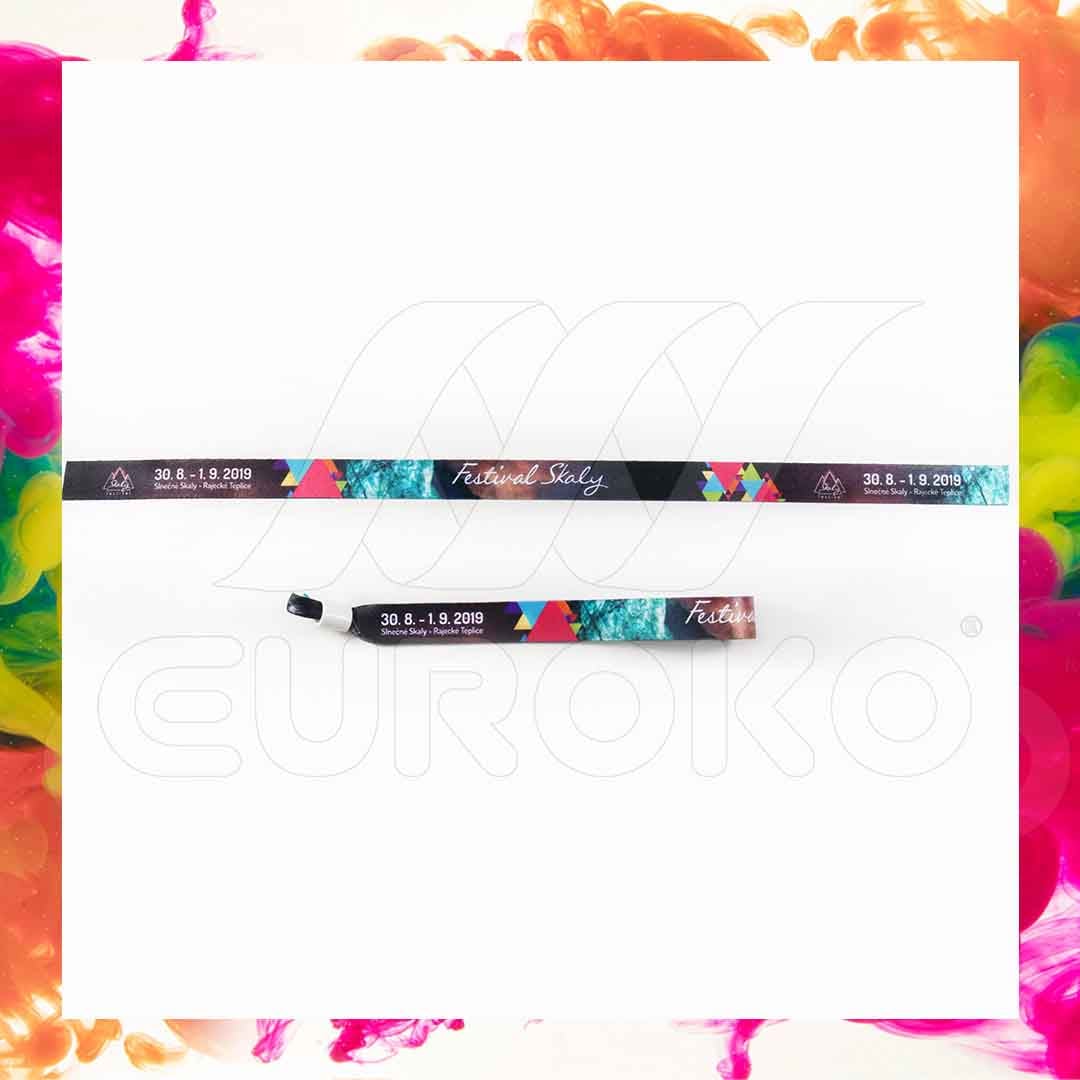 Tissu polyester résistant à l'eau pour événements de plusieurs jours.