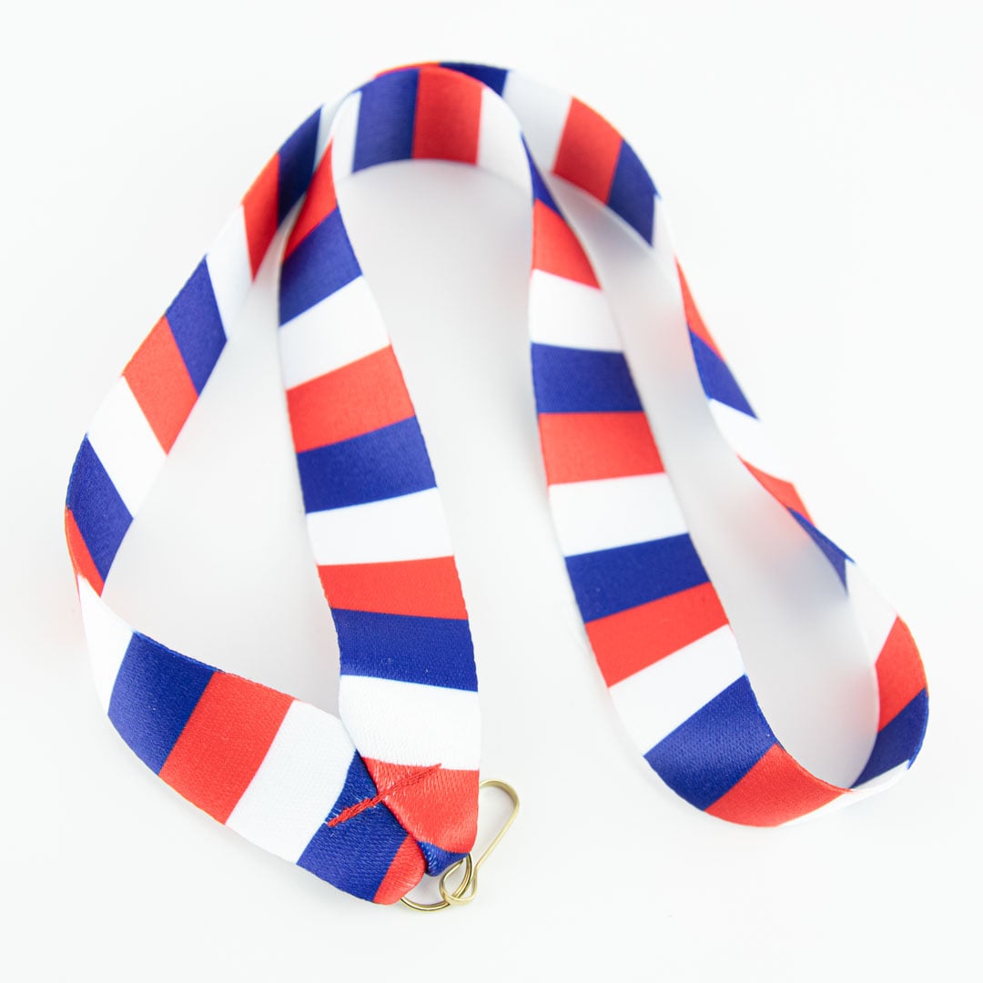 Matériau polyester satiné brillant pour une apparence professionnelle.