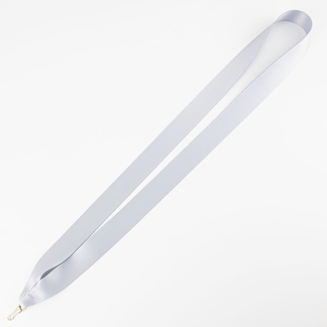 Finition satinée argentée qui reflète la lumière pour un effet premium.