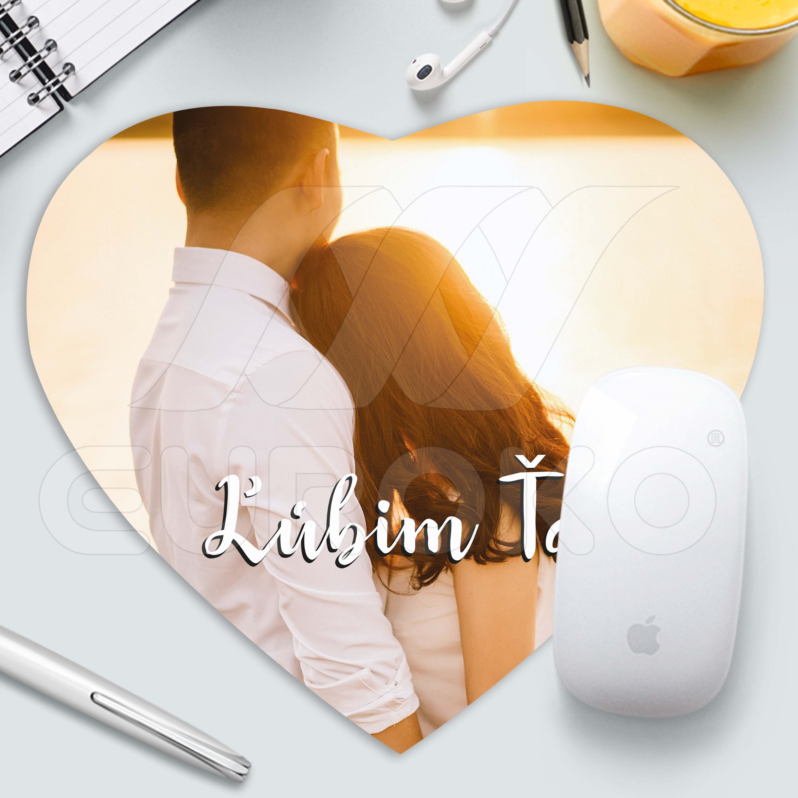 La forme cœur romantique transforme votre bureau avec style.