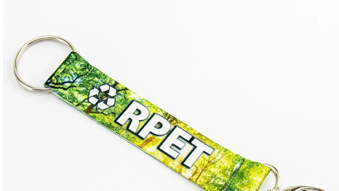 Matériau RPET recyclé pour un porte-clés durable et écologique.