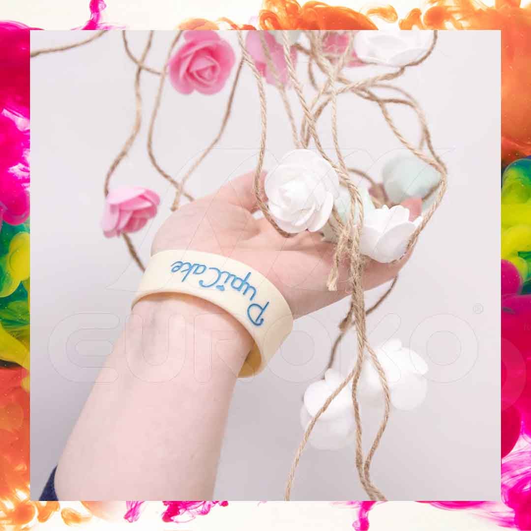 Silicone doux et hypoallergénique, confortable toute la journée.