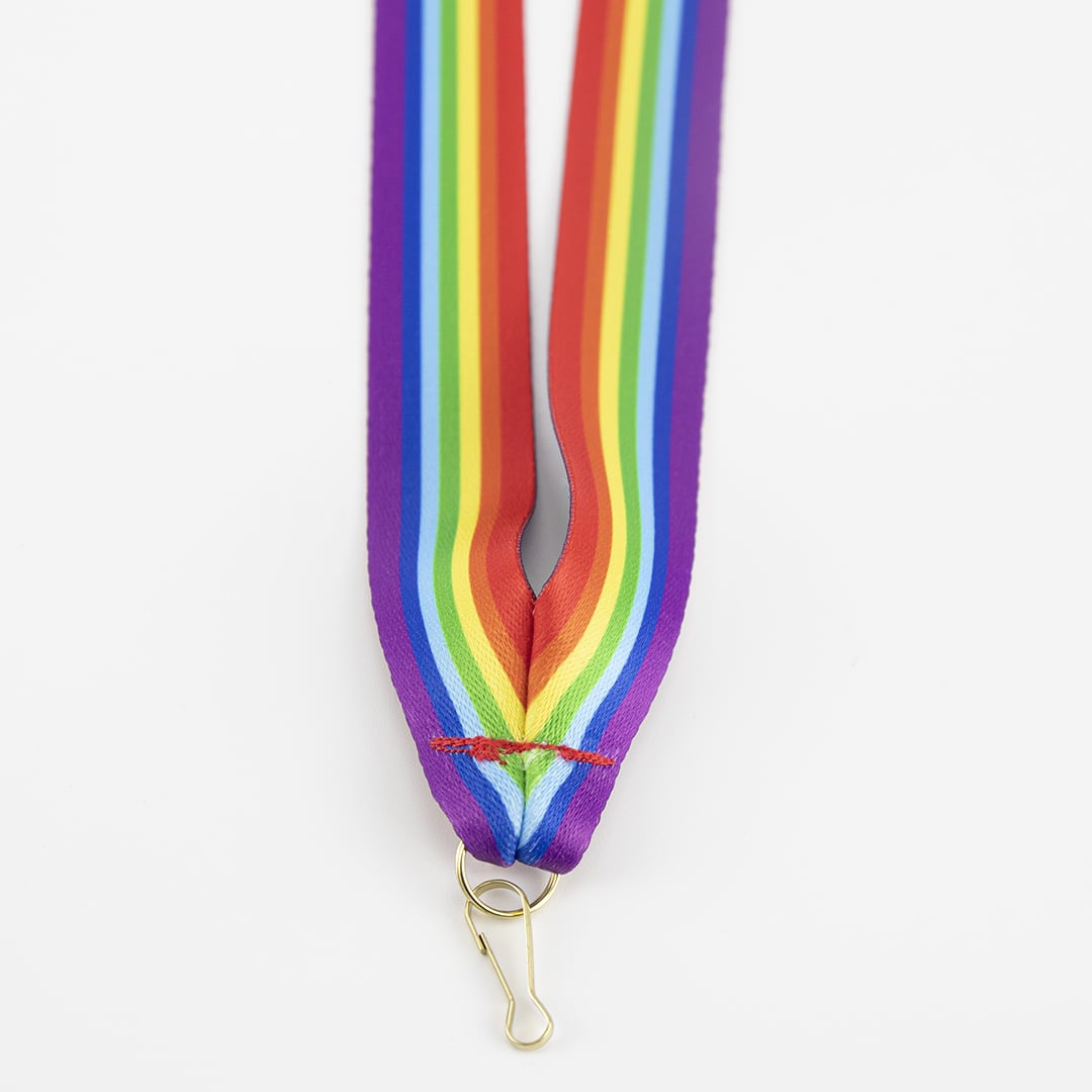 Anneau métallique doré solidement cousu pour une fixation sûre.