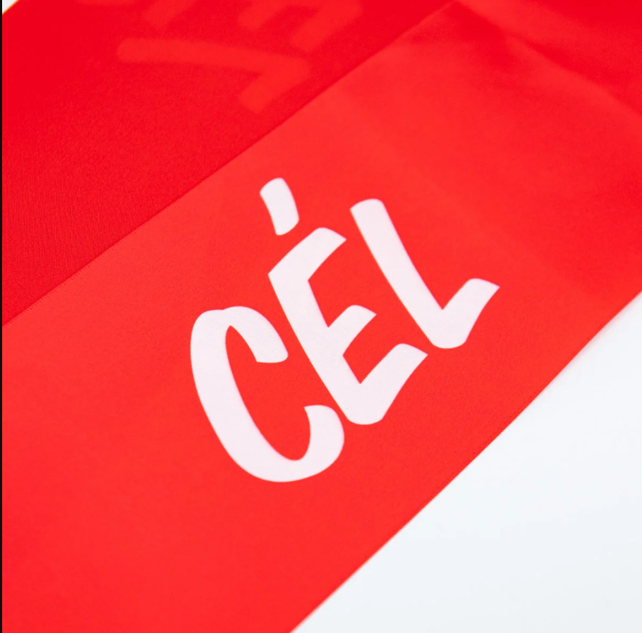 Satin de qualité supérieure pour une finition élégante et professionnelle.