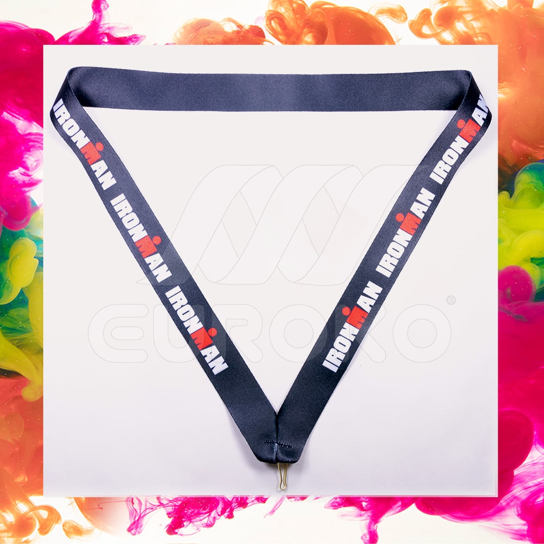 Ruban satin premium avec finitions cousues pour une durabilité optimale.