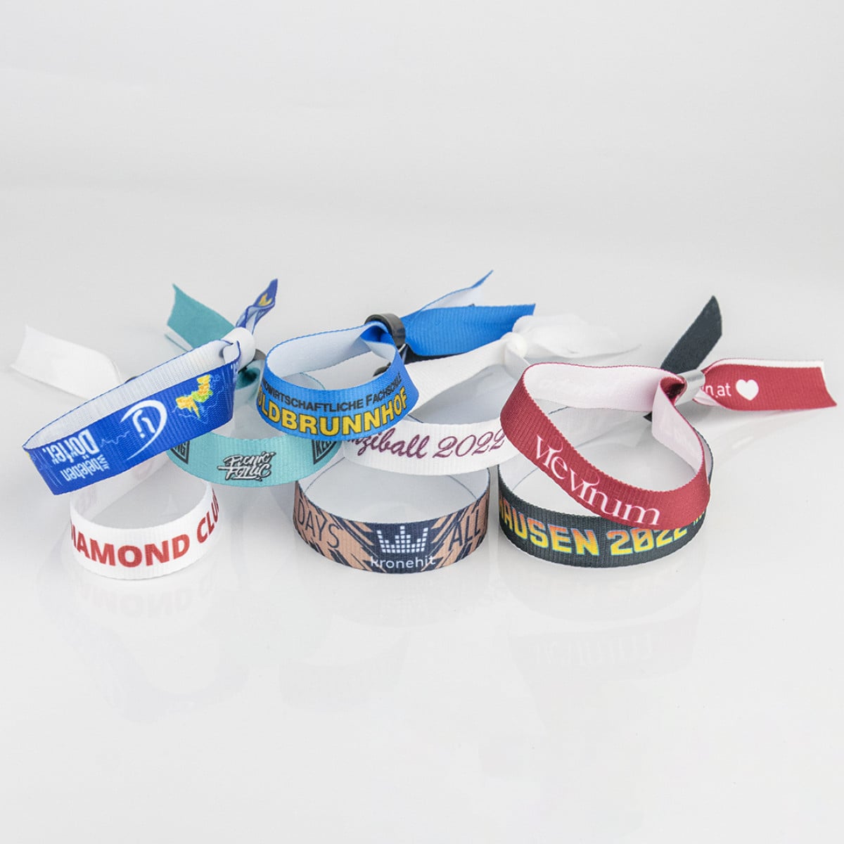 Personnalisation illimitée avec logos complexes et textes variés.