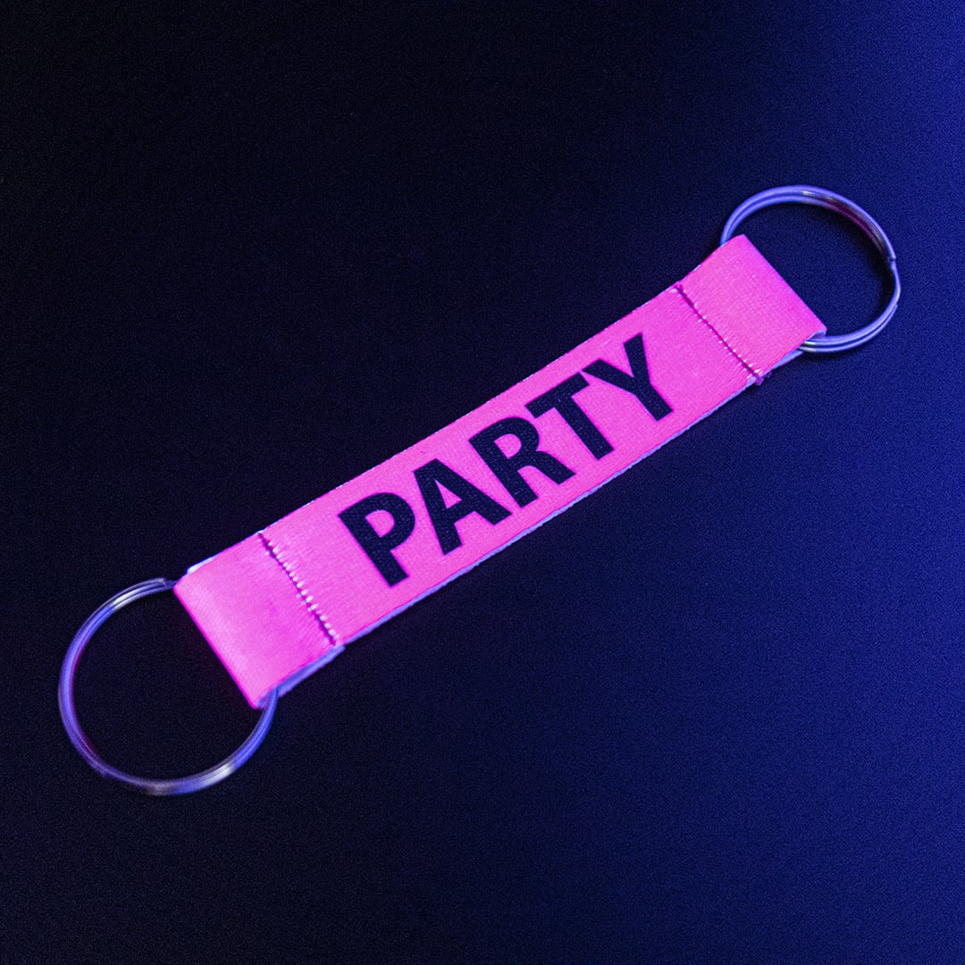 Couleurs néon éclatantes qui brillent intensément sous lumière UV.