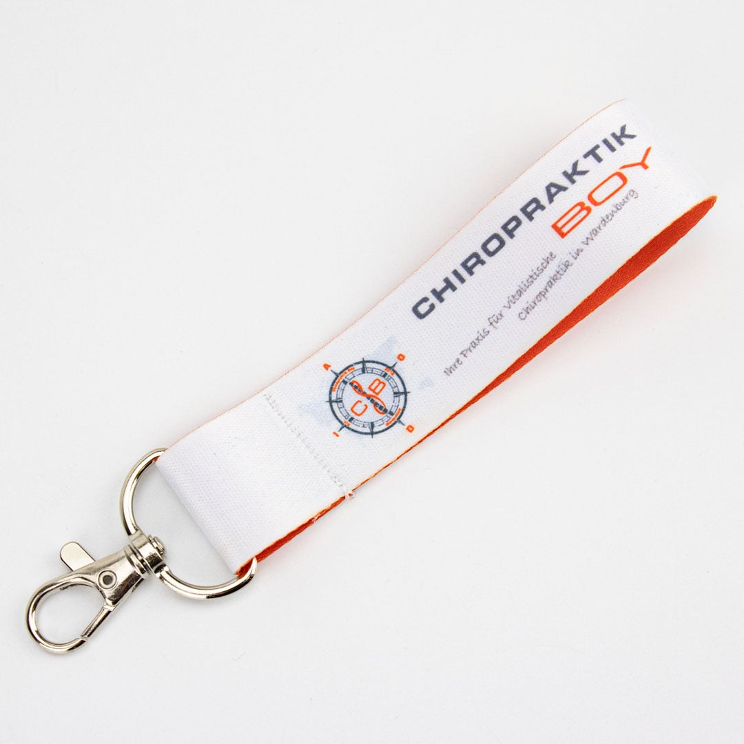 Mousqueton robuste et anneau pour une fixation sécurisée et pratique.