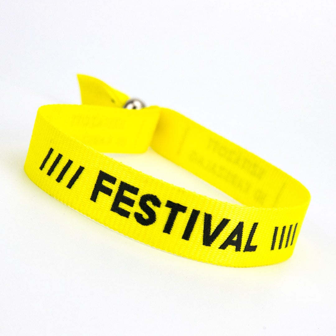 Polyester satiné résistant à l'eau pour événements multi-jours.