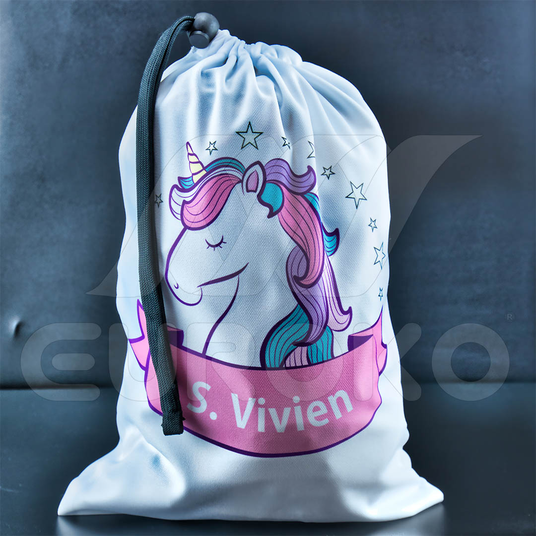 Créez un sac unique avec des couleurs vives et le prénom de votre enfant.