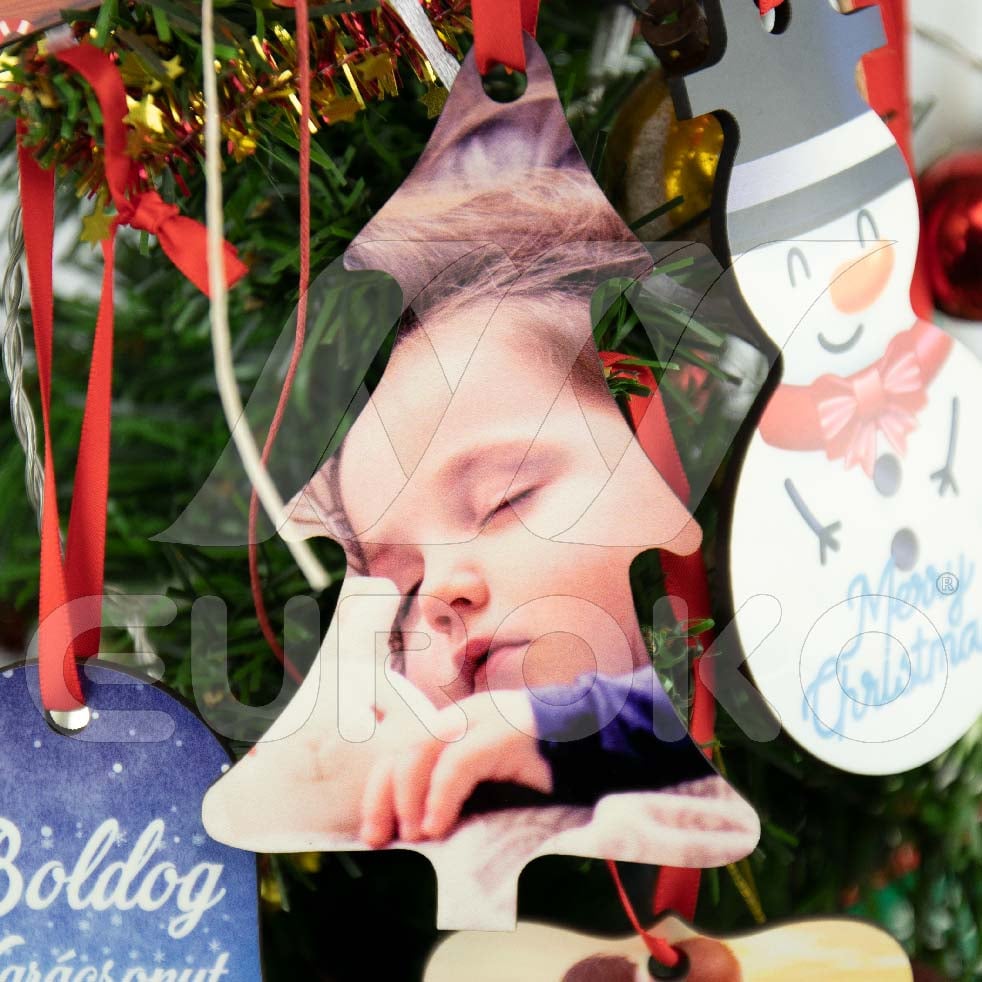 Personnalisez votre sapin avec des photos en couleurs éclatantes.