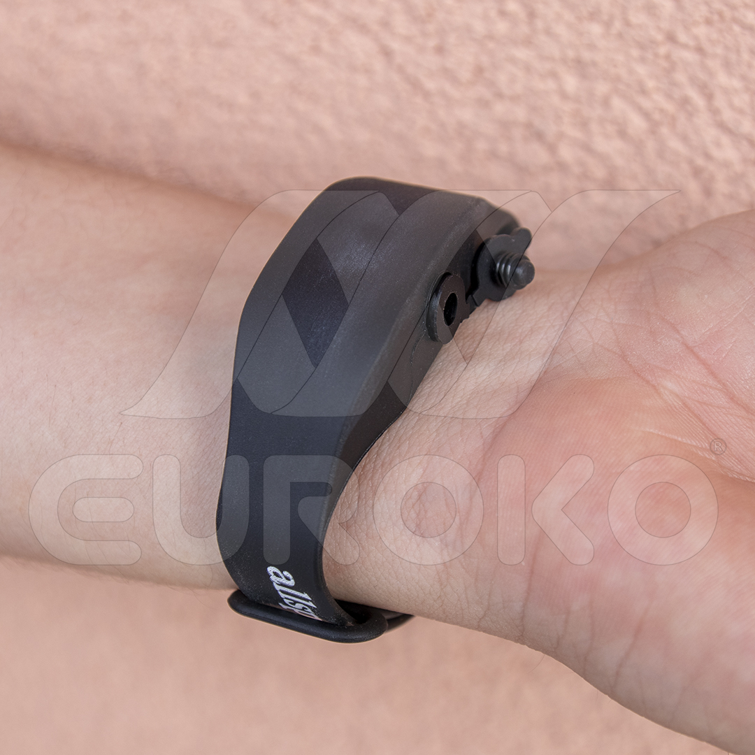 Désinfection instantanée d'un simple geste avec notre bracelet innovant.