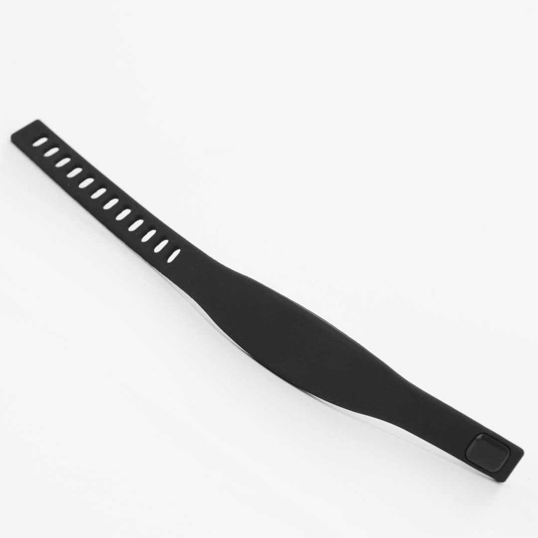 Perforations multiples pour un ajustement parfait à chaque poignet.