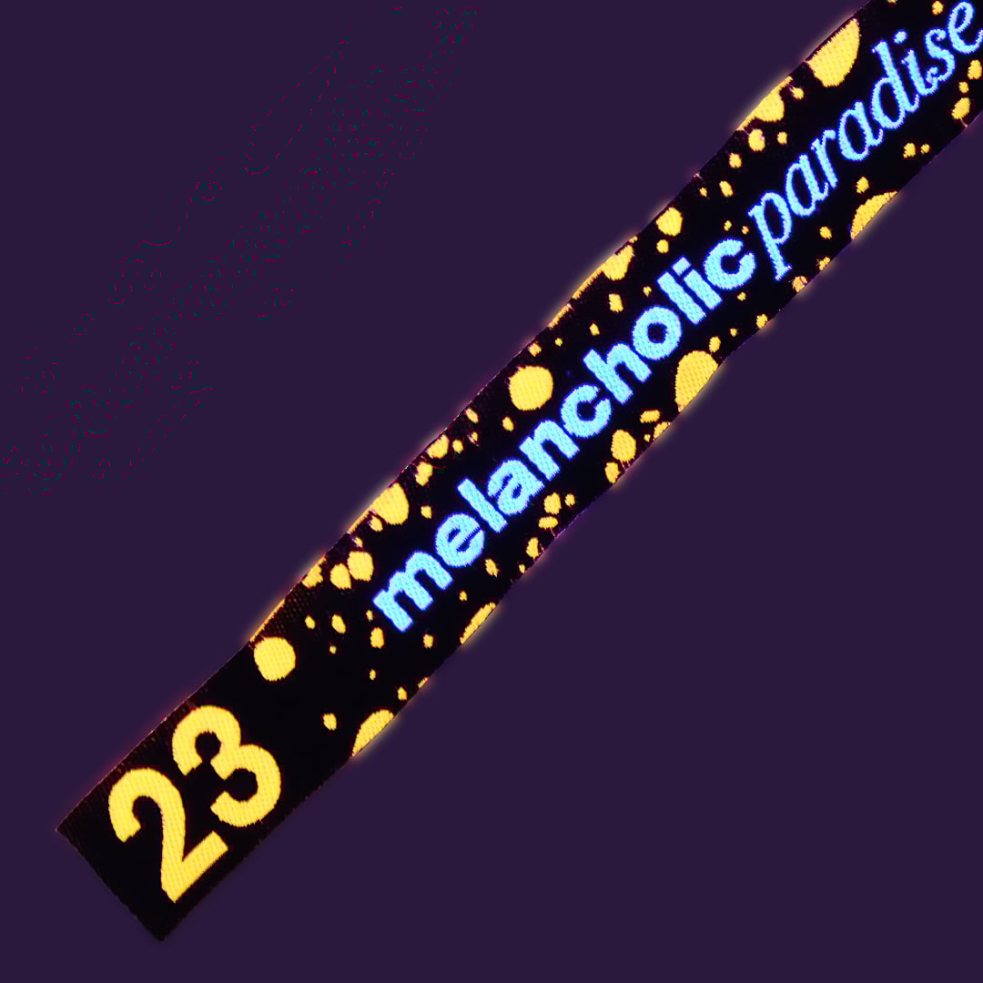 Tissage haute précision pour textes et logos multicolores éclatants.